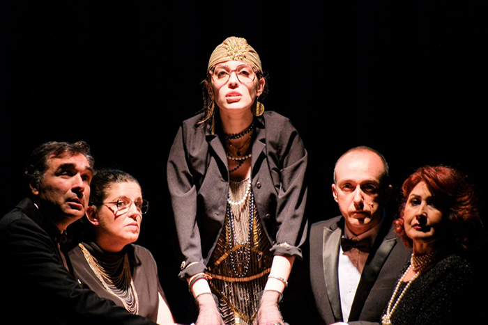 La brillante commedia Spirito Giocoso al teatro Alveare di Varzo