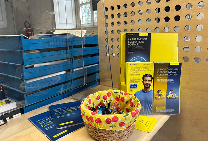 Raspelli esalta l'umanità di Baceno: cioccolatini in regalo all'ufficio postale