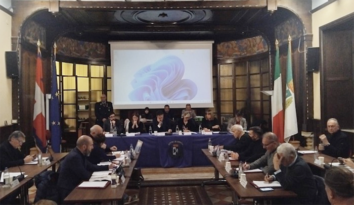 Divieto di fumo ad Arona nelle aree con tanta gente? Ne discute il consiglio