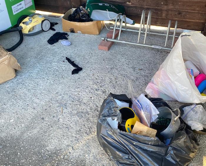 Il ponte usato come discarica abusiva: si rischiano fino a diecimila euro di multa