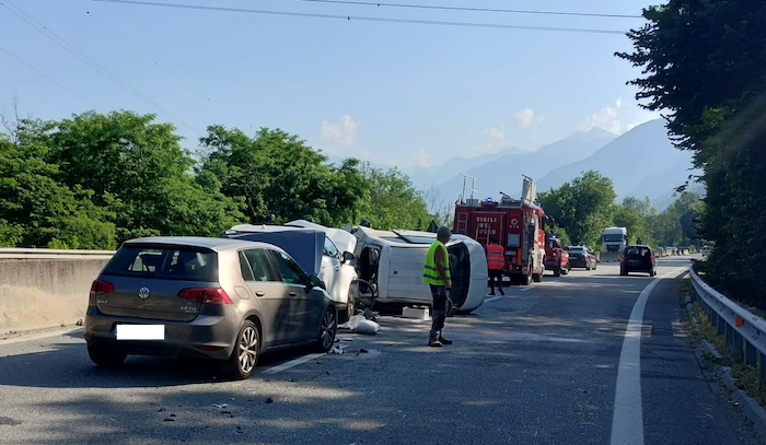 Incidente superstrada: tre le auto coinvolte, feriti lievi 