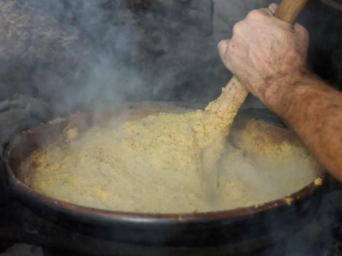Domodossola feiert die Polenta: Erstes Fest im Altstadtzentrum am 31. Mai