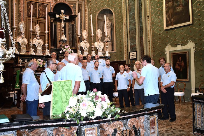 Applausi ed emozioni per il coro Motta Rossa a Vezzo di Gignese