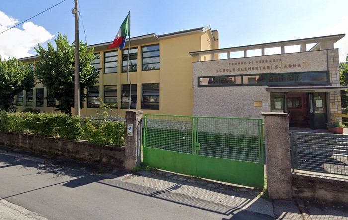 Raid notturno alla scuola elementare: rubati anche quaderni e penne
