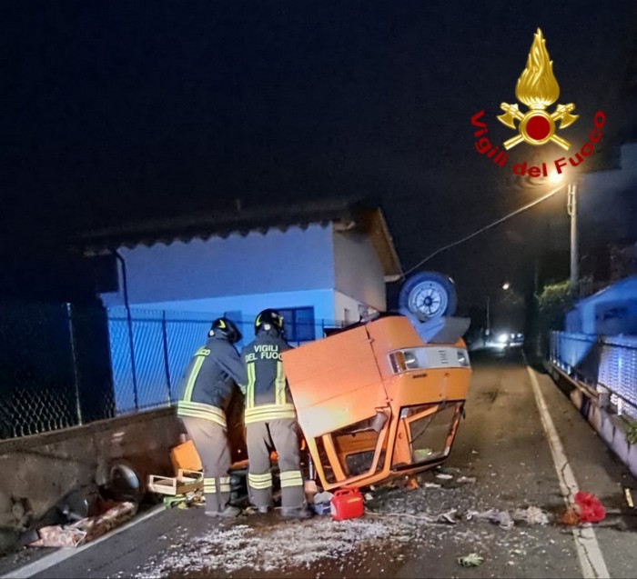Ha un malore al volante e si ribalta con il motocarro: è grave