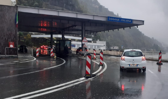 Scende la soglia d'esenzione doganale: la Svizzera frena lo shopping transfrontaliero