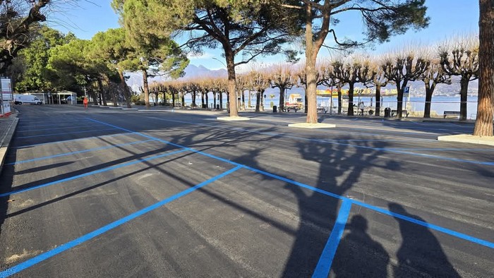 Col nuovo asfalto, "allargati" gli stalli: meno posti auto all'imbarcadero di Stresa
