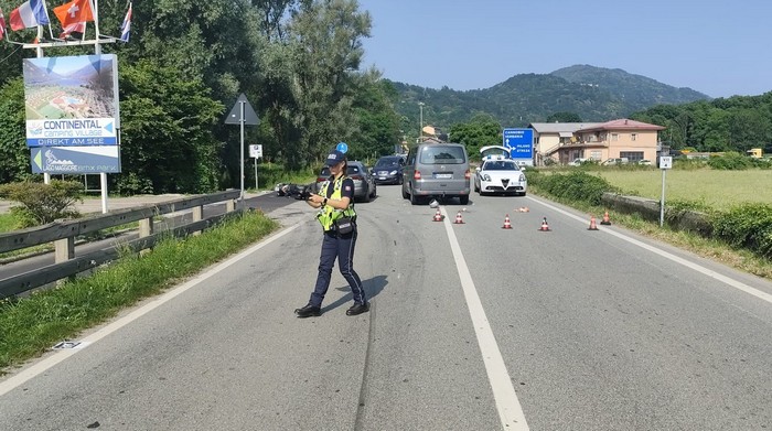 Moto urta un van di turisti tedeschi: centauro ferito
