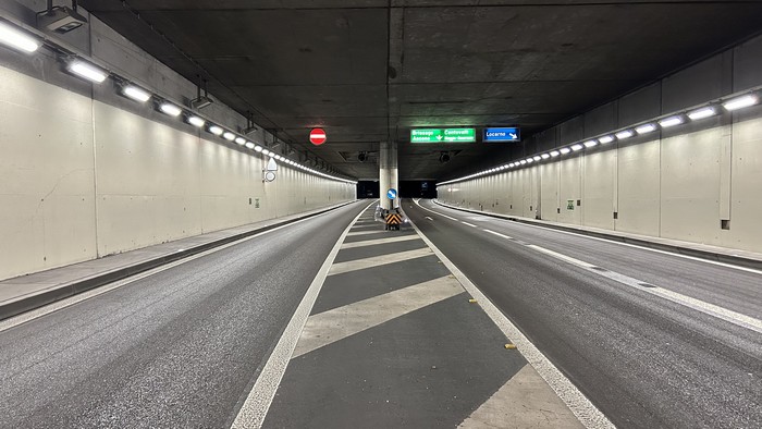 Auto in fiamme nella galleria dei frontalieri: lunghe code