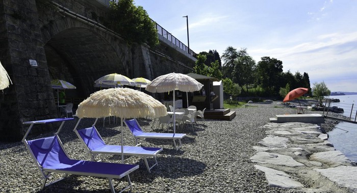 I ragazzi ripuliscono dopo il party in spiaggia non autorizzato e chiedono scusa