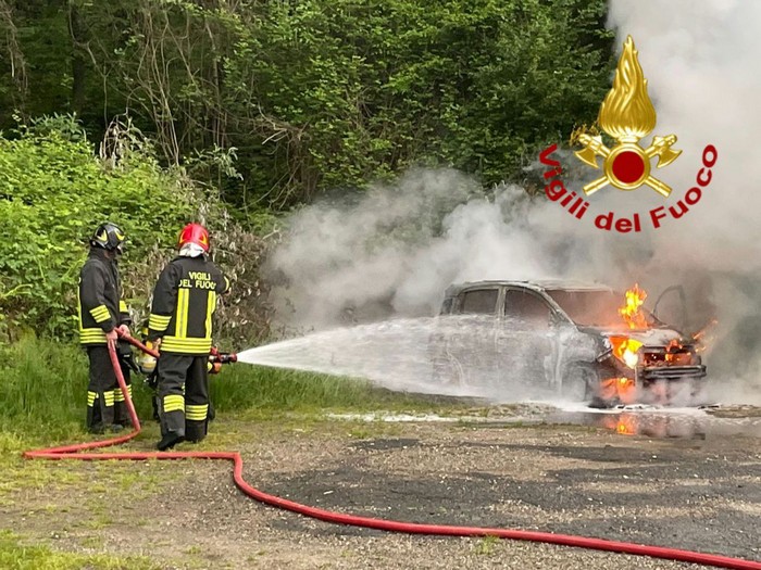 Auto in fiamme sulla strada che porta in Valgrande
