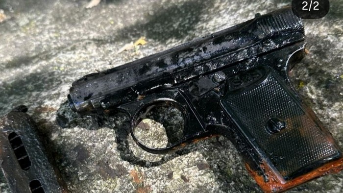 Vanno a pesca con la calamita nel fiume e trovano una pistola