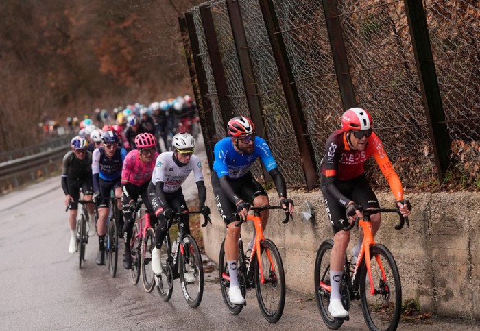 Ganna e la Ineos giocano di squadra: il vignonese in testa alla Tirreno-Ariatico