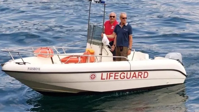 Sbalzato dalla canoa, salvato dai bagnini