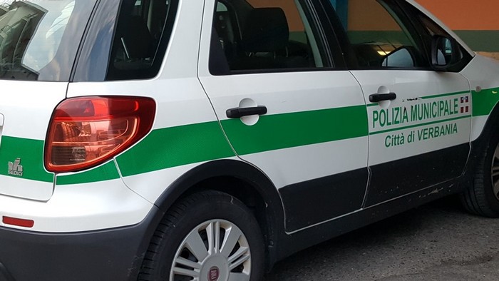 Urta un cordolo all'imbocco del ponte e finisce contro un'altra auto