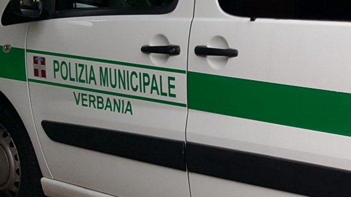 Ubriaco al volante di un’auto rubata in Svizzera: denunciati in tre